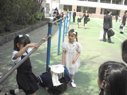 入学式が終わり、校庭でお友達と遊ぶ娘