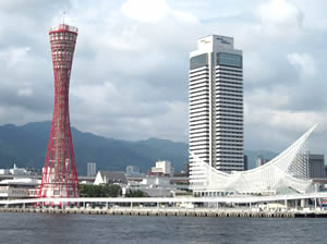 ハーバーランドから見る風景。左が、ミナト神戸のシンボルでもあるポートタワー。