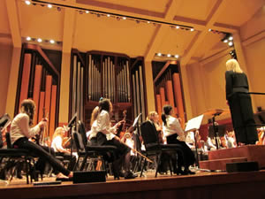 シアトル・ベナロヤホールにて、子供たちが参加する青少年オーケストラのコンサート