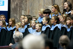 昨年8月19日の50周年式典で歌う子供たち