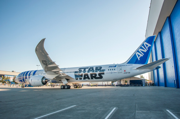 ANA、スター・ウォーズ特別塗装機「R2-D2 ANA JET」をシアトルで