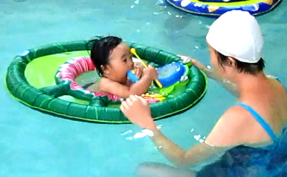 親子で水泳を楽しもう Waterbabies
