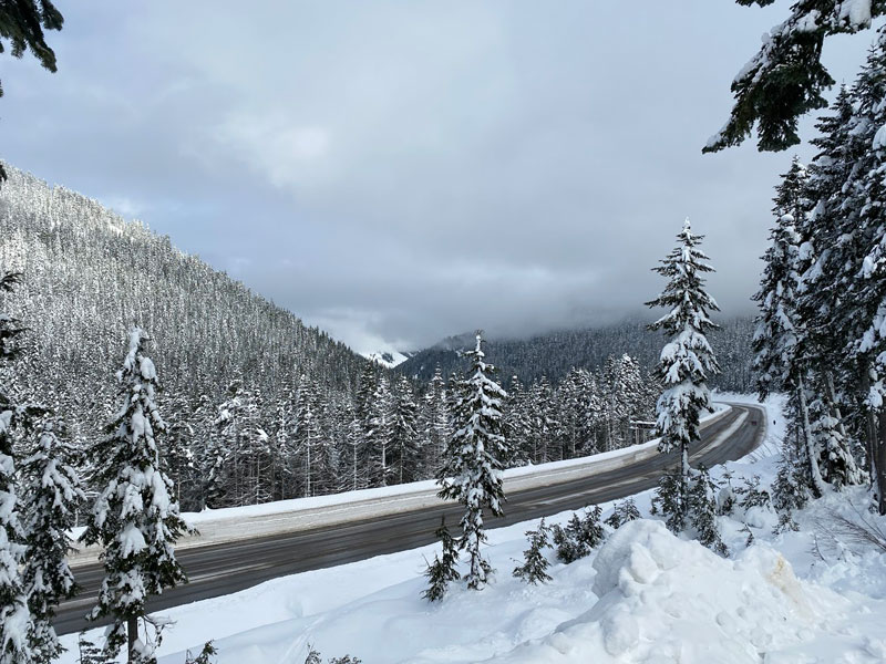 大雪を伴う悪天候に見舞われ、6日から通行止めとなっていたカスケード山脈のスティーブンズ・パスとホワイト・パスが、13日午後に再開されました。
