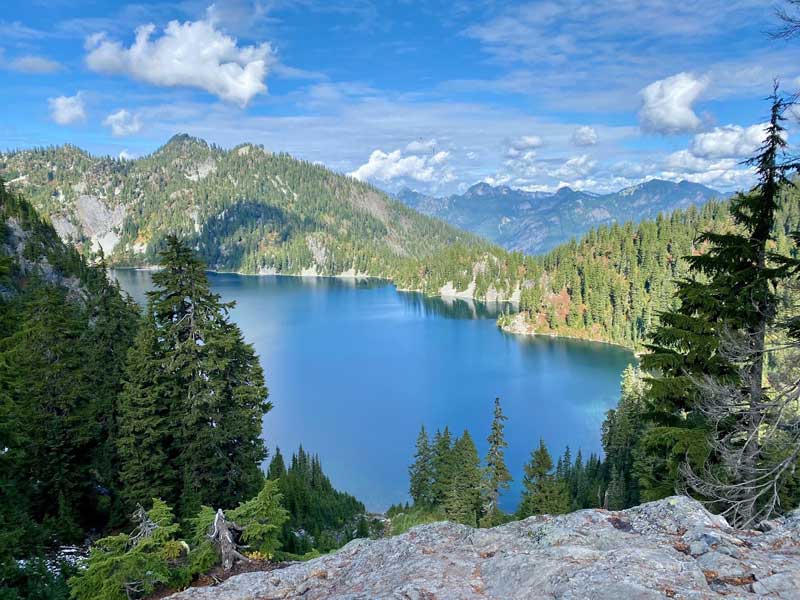 美しい湖とカスケード山脈を眺められる人気のトレイル、スノー・レイク