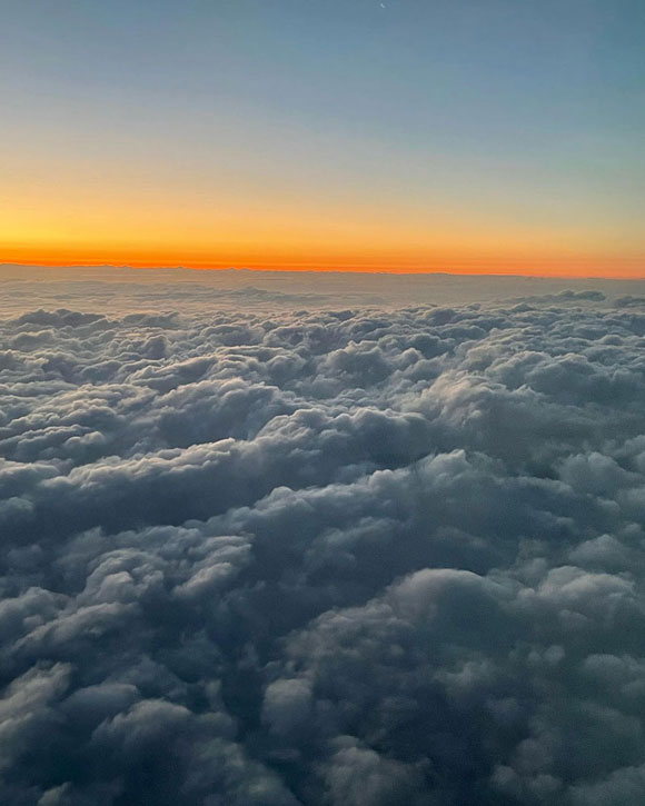 日本からシアトルへ向かう飛行機から見えた、雲の上の夕焼け