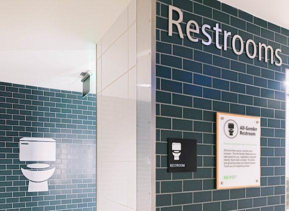シアトル・タコマ国際空港、オールジェンダー（男女共用）の個室トイレを設置